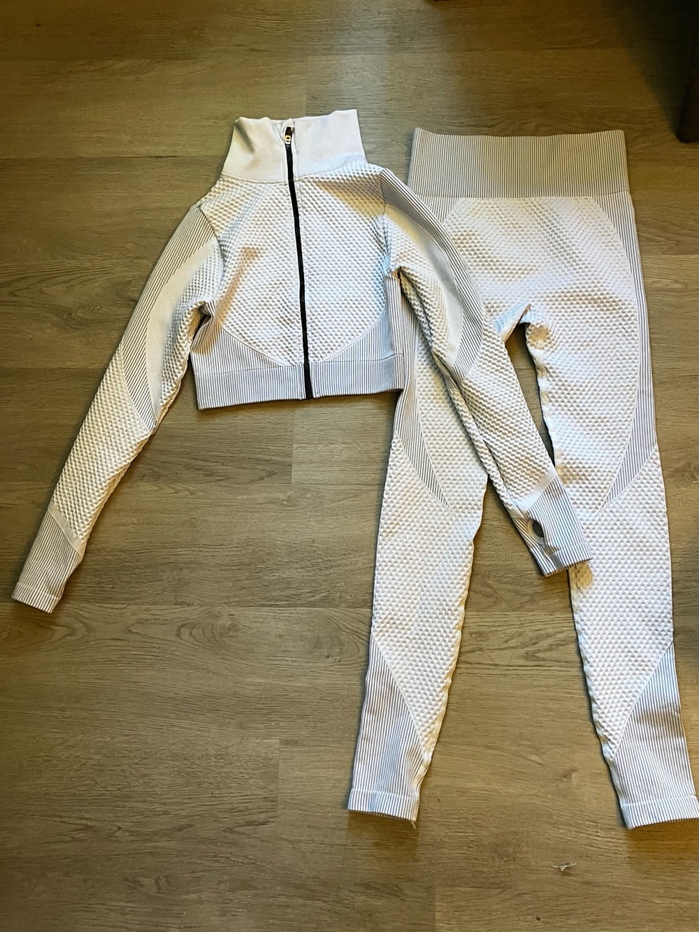 Size small lavender Textured Seamless Leggings and Zip-Up Crop Jacket Set
